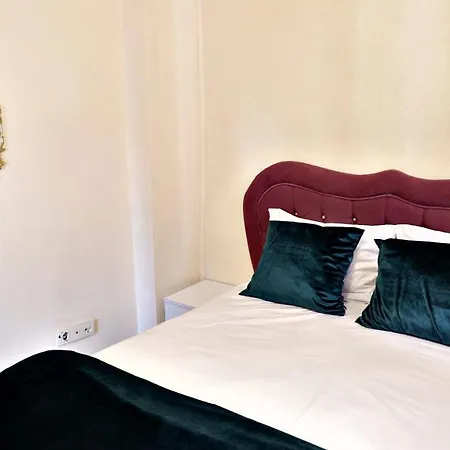 Captivating Duplex Flat With Classic Beyoglu Architecture 5-Min Walk To Istiklal Avenue *