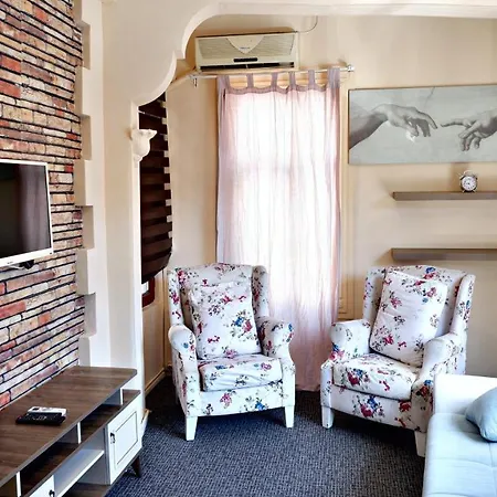 Captivating Duplex Flat With Classic Beyoglu Architecture 5-Min Walk To Istiklal Avenue *